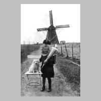 081-0029 Reinlacken am 12.04.1934 - 1. Schultag von Vera Liedtke mit Hund Ucki vor der Windmuehle von Julius Liedtke.JPG